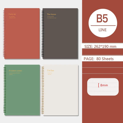 Four spiral notebooks in red, brown, green, and white/yellow colors placed next to a graphic displaying the B5 size line with dimensions 262x190mm, 80 sheet page information, and 8mm line spacing.